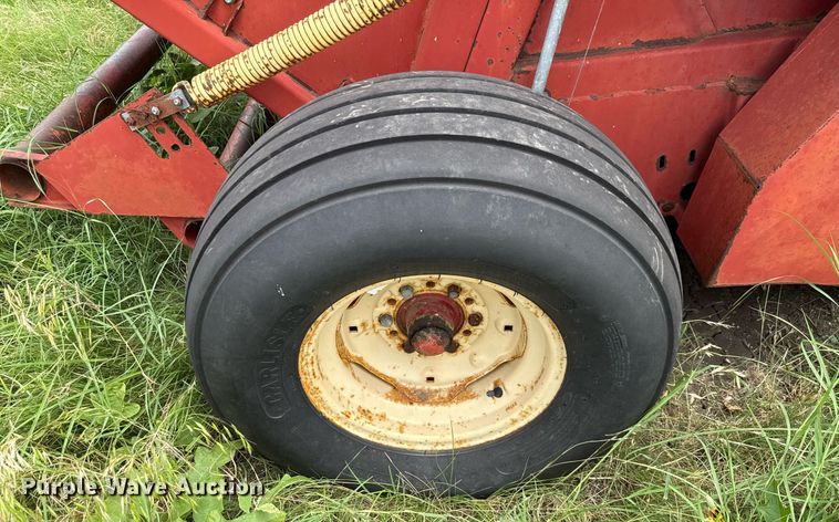 image for item DX5606 1987 New Holland 853 round baler