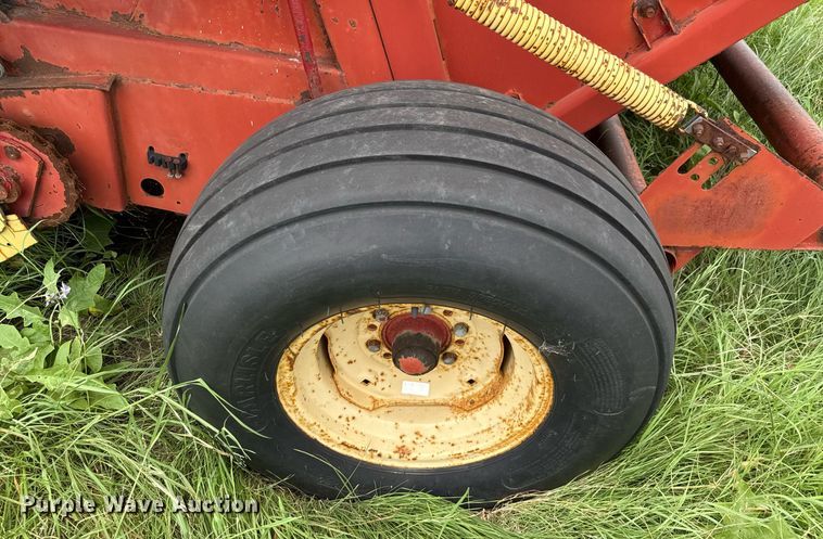 image for item DX5606 1987 New Holland 853 round baler