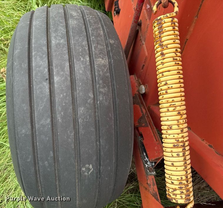 image for item DX5606 1987 New Holland 853 round baler