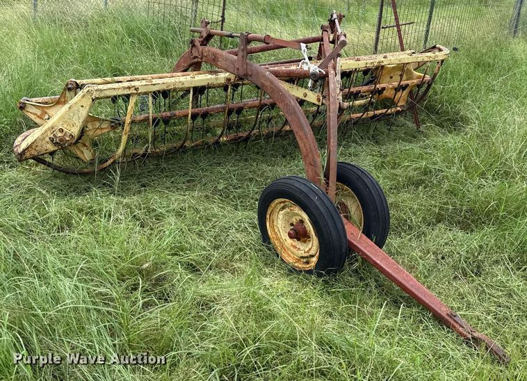 image for item DX5617 New Holland 258 hay rake