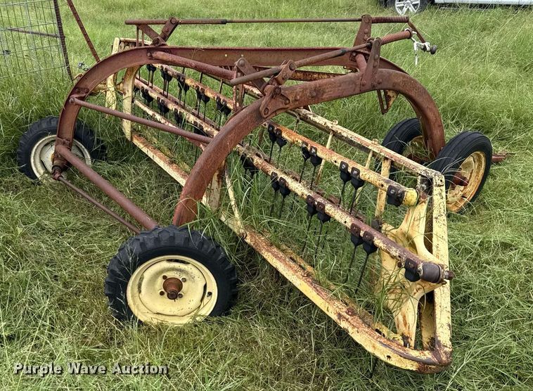 image for item DX5617 New Holland 258 hay rake
