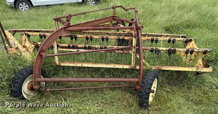 image for item DX5617 New Holland 258 hay rake
