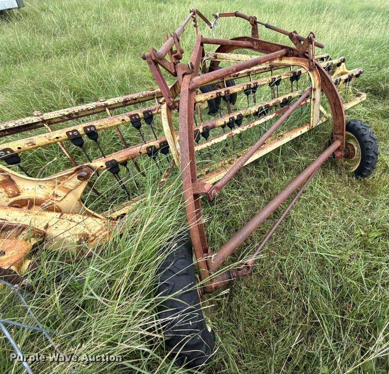 image for item DX5617 New Holland 258 hay rake