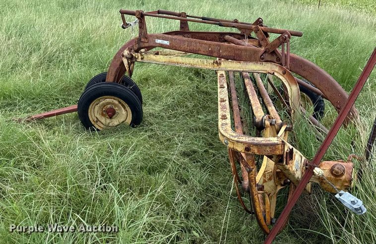 image for item DX5617 New Holland 258 hay rake