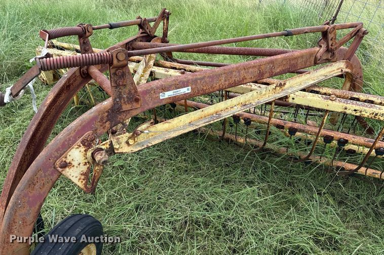 image for item DX5617 New Holland 258 hay rake