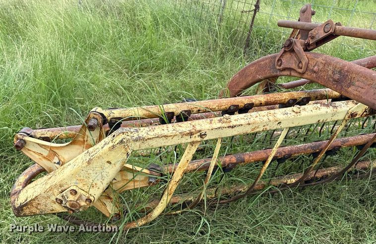image for item DX5617 New Holland 258 hay rake