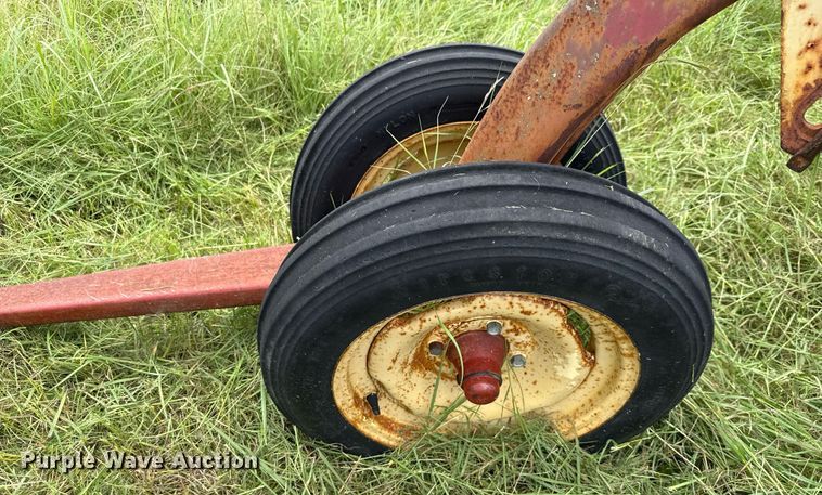 image for item DX5617 New Holland 258 hay rake