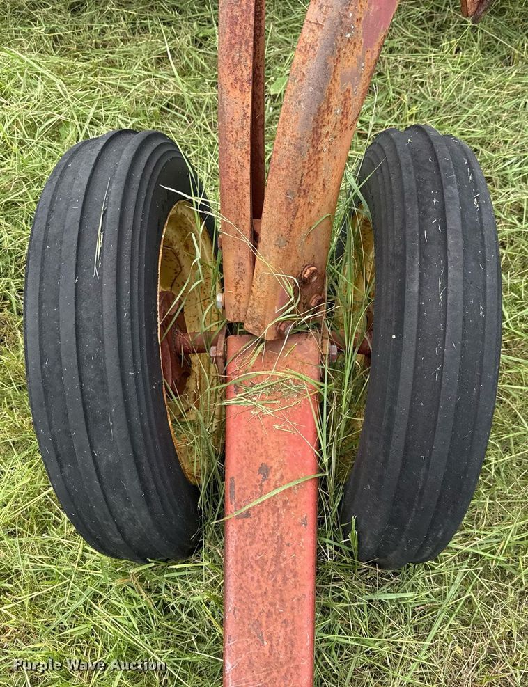 image for item DX5617 New Holland 258 hay rake