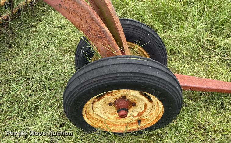 image for item DX5617 New Holland 258 hay rake