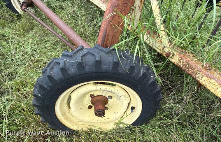 image for item DX5617 New Holland 258 hay rake