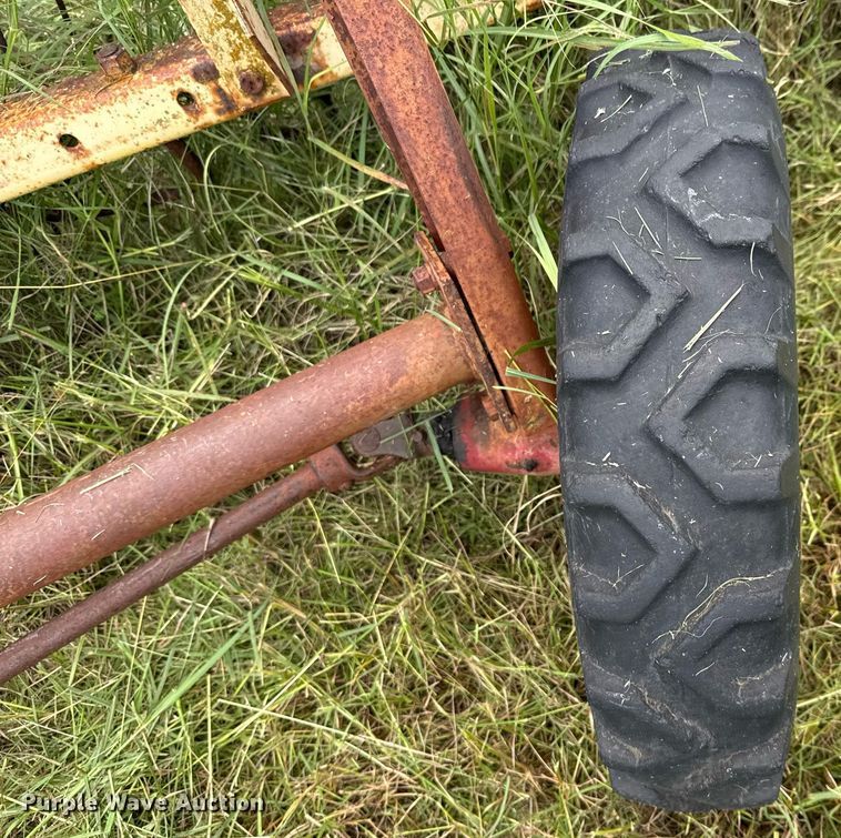 image for item DX5617 New Holland 258 hay rake