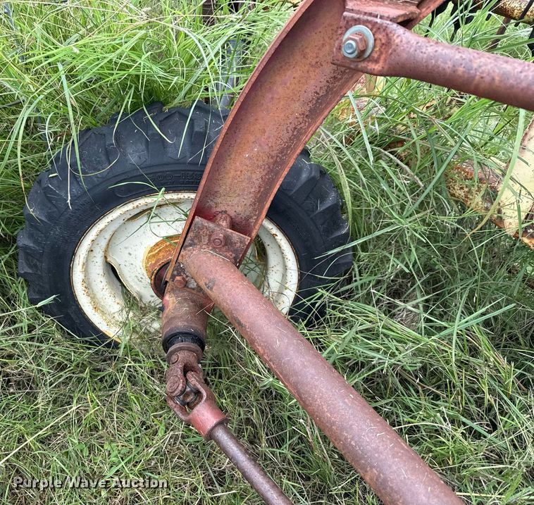 image for item DX5617 New Holland 258 hay rake