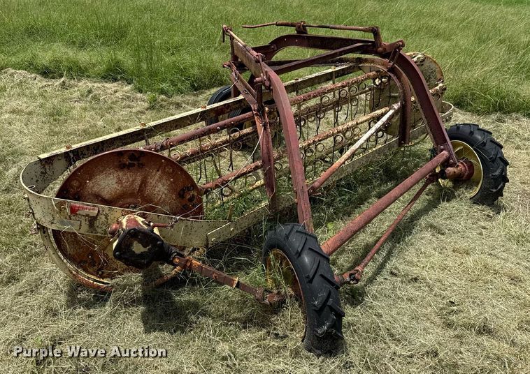 image for item DX5619 International Harvester hay rake