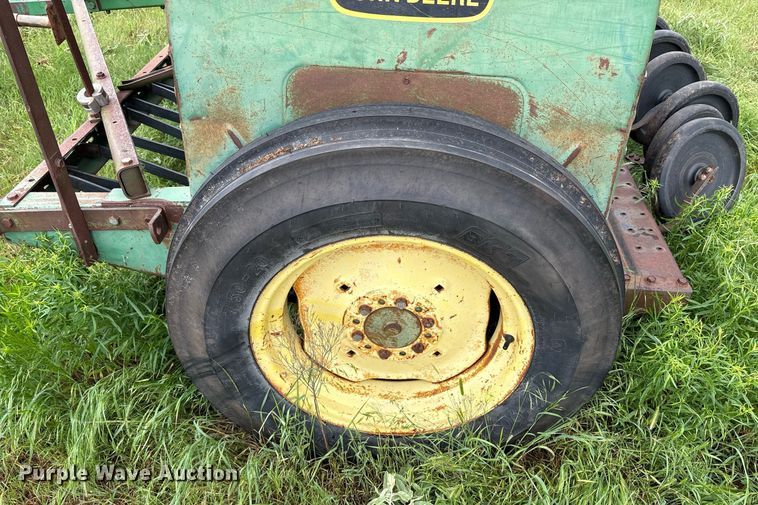 image for item DY2538 John Deere 8350 grain drill