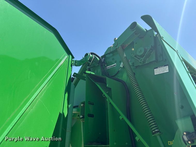 image for item DZ8521 John Deere 568  round baler