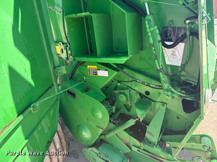 image for item DZ8521 John Deere 568  round baler