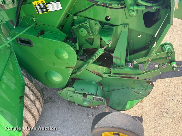 image for item DZ8521 John Deere 568  round baler
