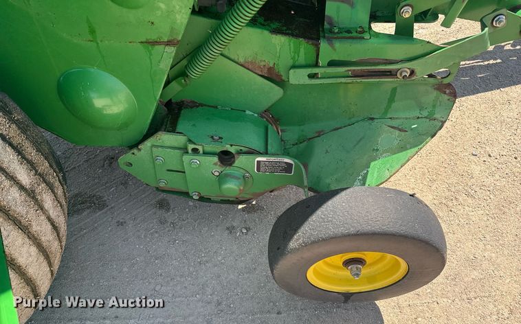 image for item DZ8521 John Deere 568  round baler