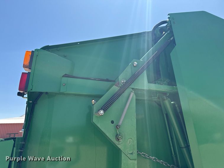 image for item DZ8521 John Deere 568  round baler