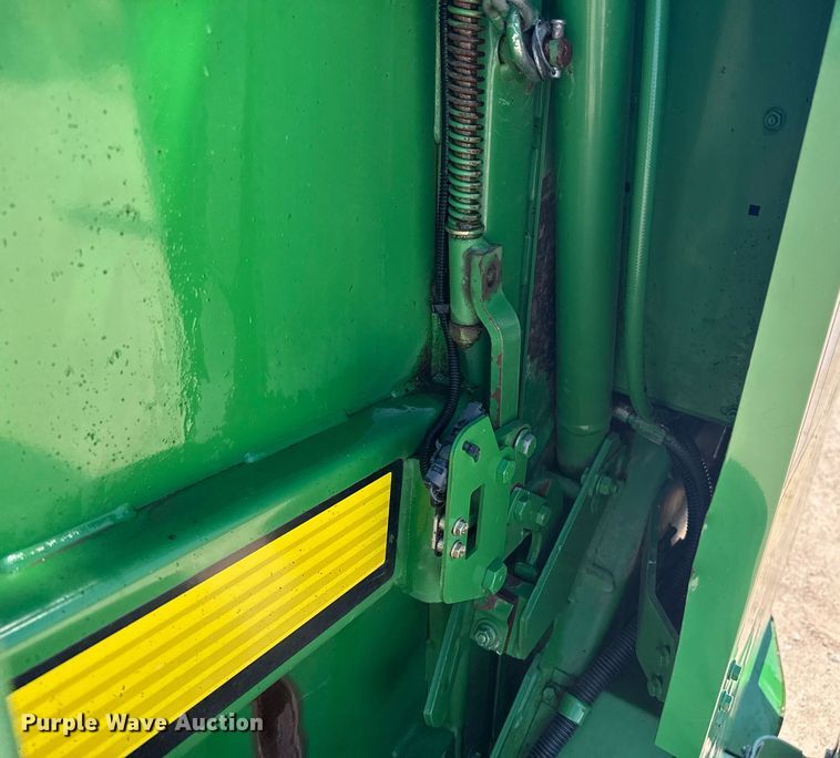 image for item DZ8521 John Deere 568  round baler