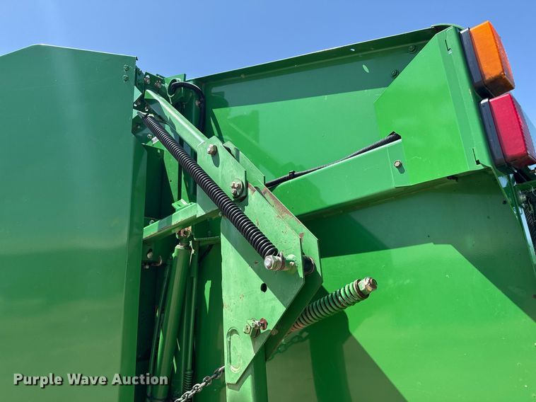 image for item DZ8521 John Deere 568  round baler