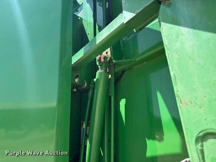 image for item DZ8521 John Deere 568  round baler