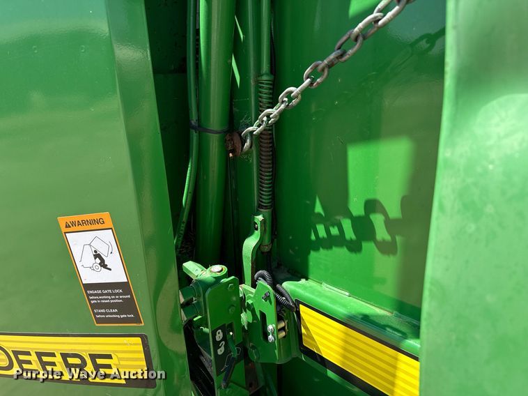 image for item DZ8521 John Deere 568  round baler