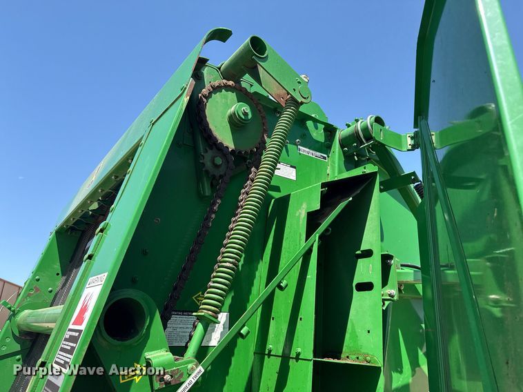 image for item DZ8521 John Deere 568  round baler