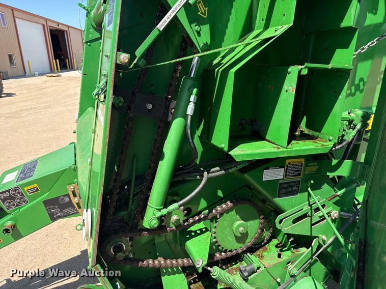 image for item DZ8521 John Deere 568  round baler