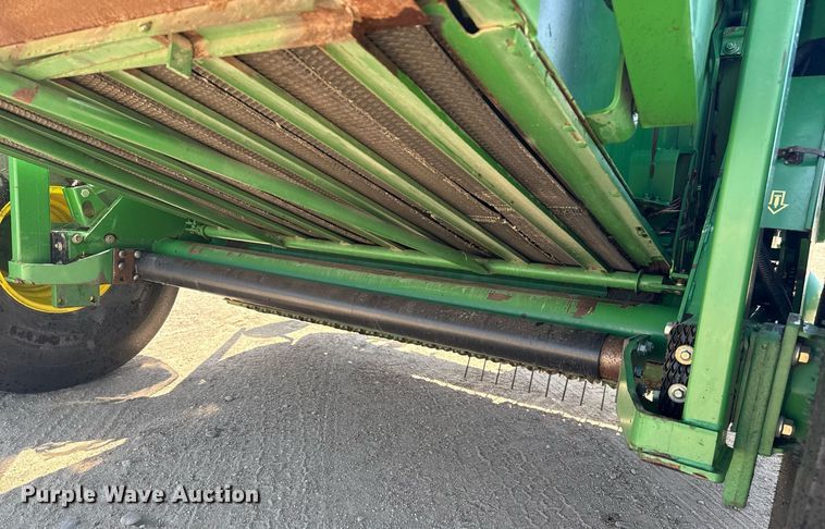 image for item DZ8521 John Deere 568  round baler