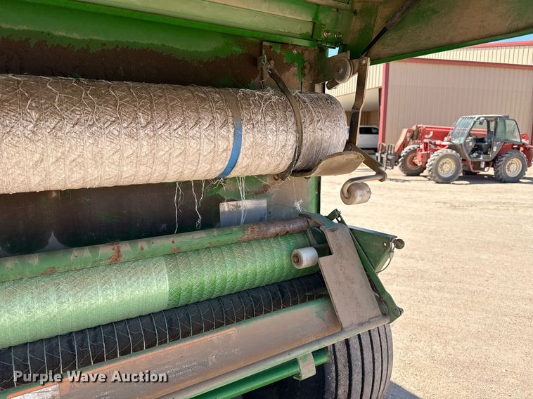 image for item DZ8521 John Deere 568  round baler