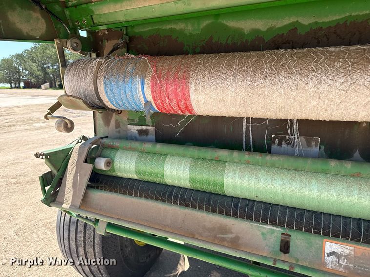 image for item DZ8521 John Deere 568  round baler