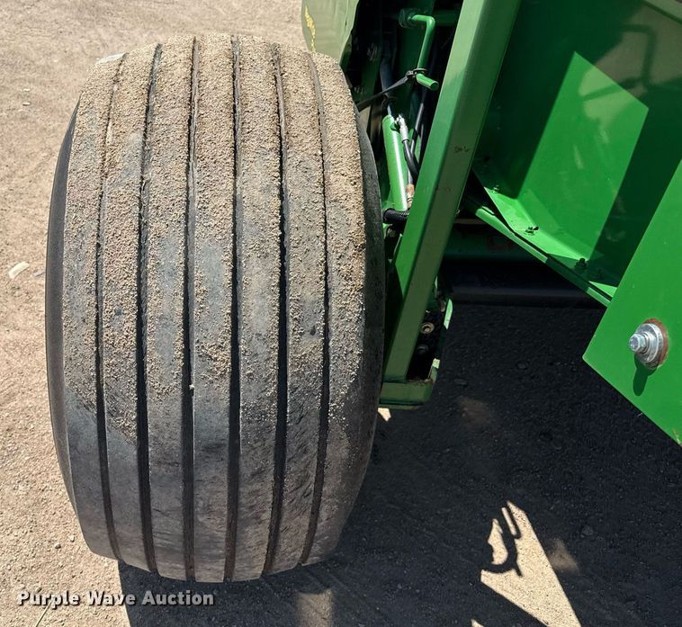 image for item DZ8521 John Deere 568  round baler