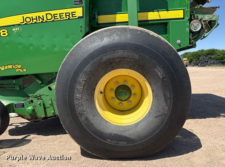 image for item DZ8521 John Deere 568  round baler