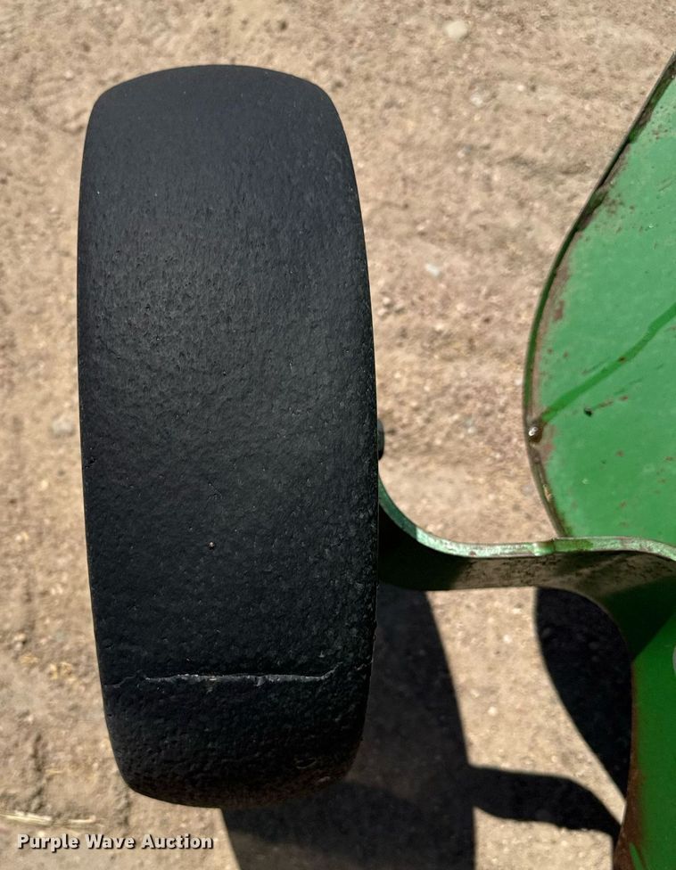 image for item DZ8521 John Deere 568  round baler