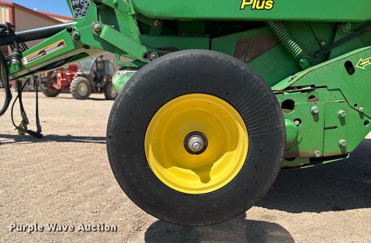 image for item DZ8521 John Deere 568  round baler