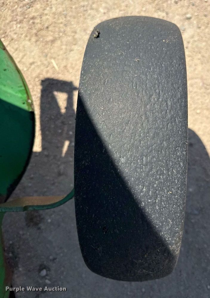 image for item DZ8521 John Deere 568  round baler