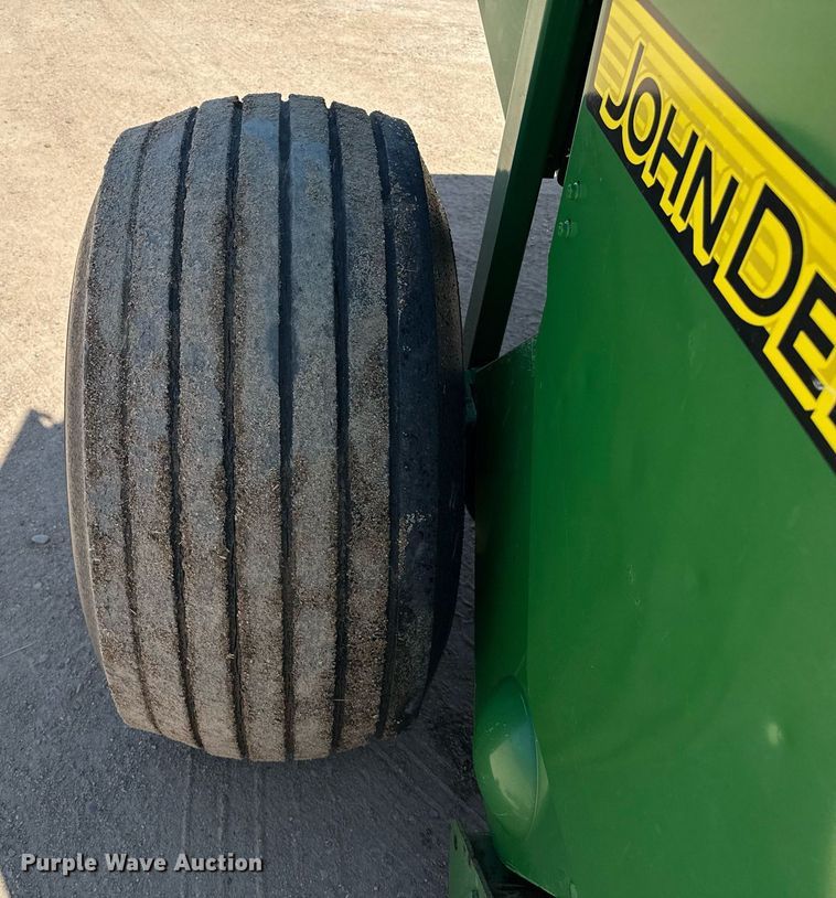 image for item DZ8521 John Deere 568  round baler