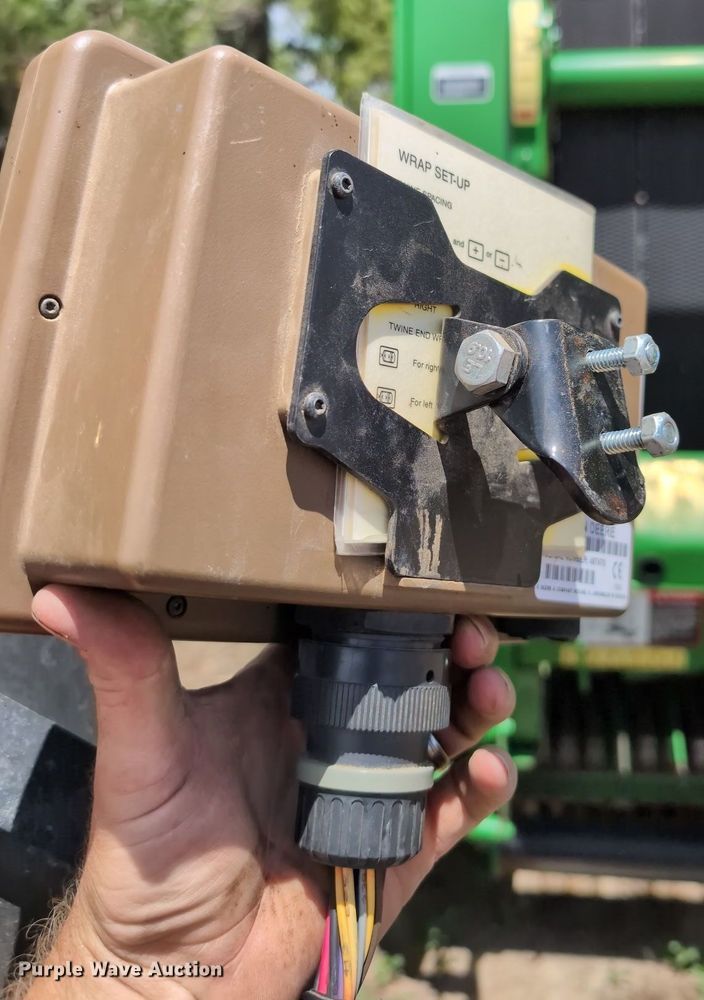 image for item DZ8521 John Deere 568  round baler