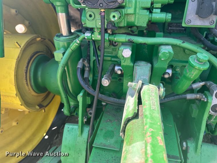 image for item EB2690 2004 John Deere 8520T tractor