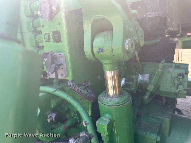 image for item EB2690 2004 John Deere 8520T tractor