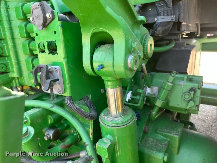 image for item EB2690 2004 John Deere 8520T tractor
