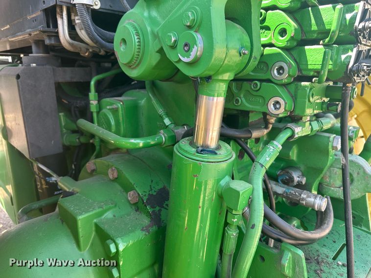 image for item EB2690 2004 John Deere 8520T tractor