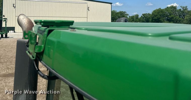 image for item EB2690 2004 John Deere 8520T tractor