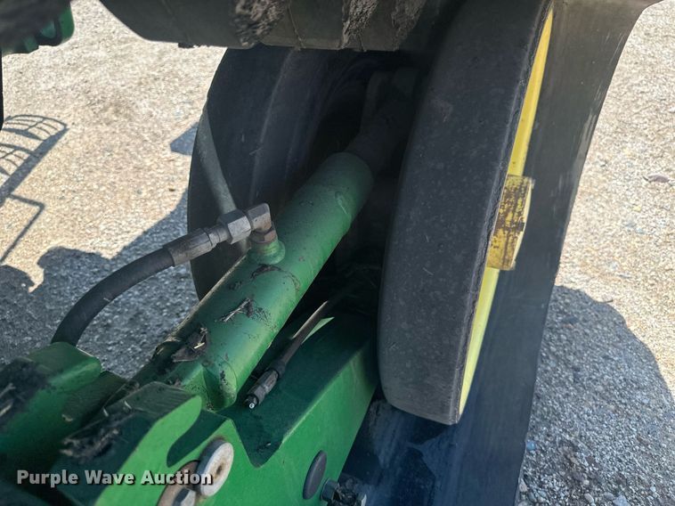 image for item EB2690 2004 John Deere 8520T tractor