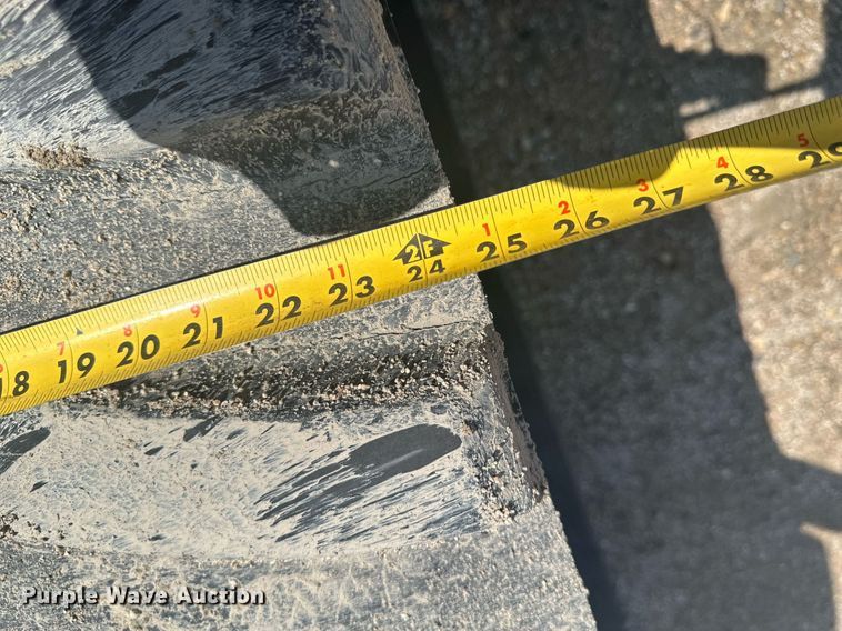 image for item EB2690 2004 John Deere 8520T tractor