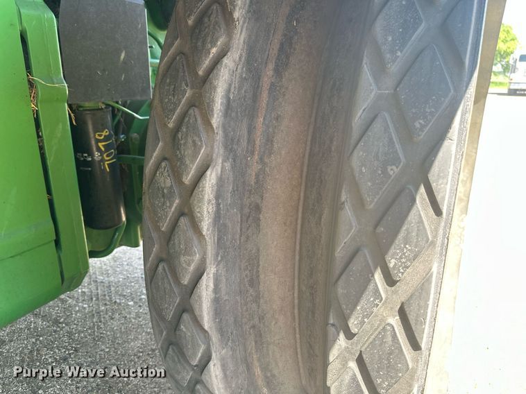 image for item EB2690 2004 John Deere 8520T tractor