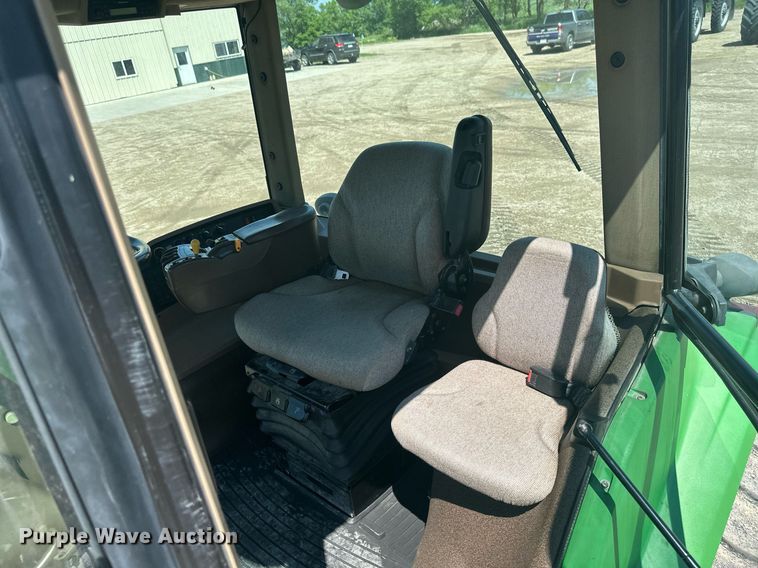 image for item EB2690 2004 John Deere 8520T tractor