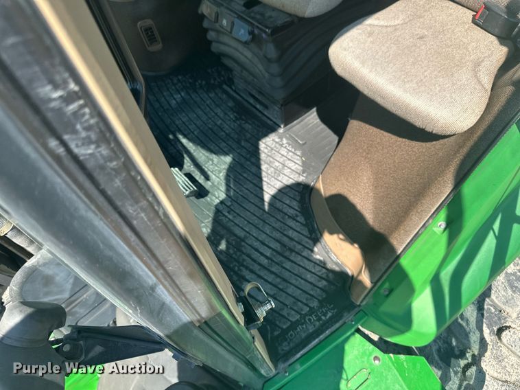 image for item EB2690 2004 John Deere 8520T tractor