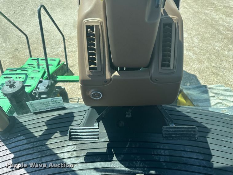 image for item EB2690 2004 John Deere 8520T tractor